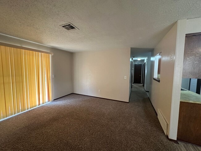Building Photo - 3 Bed 1.5 Bath 2 Car Garage
