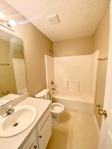 Building Photo - 921 Shenandoah Ave