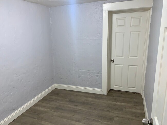 Building Photo - Spacious 3 bedroom 1 bath