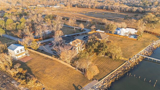 Building Photo - 2011 Crescent Dr