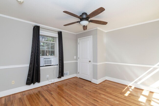 Building Photo - Beautiful rental full of character and charm located in The Avenues of Cayce! Close to USC!