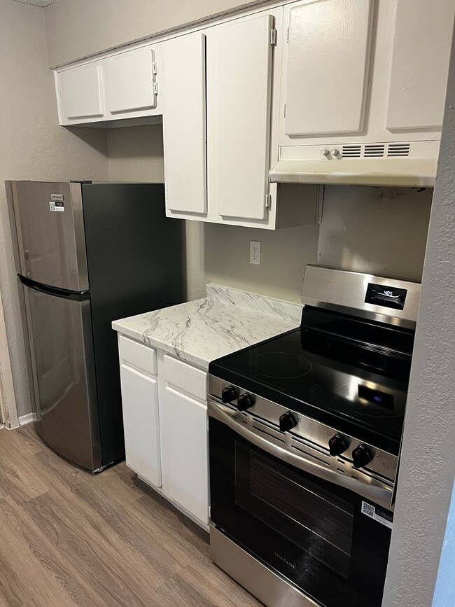 Building Photo - 9800 Eastwend Dr
