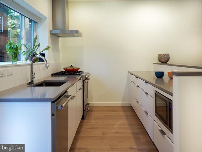 Building Photo - 446 Ridge St NW