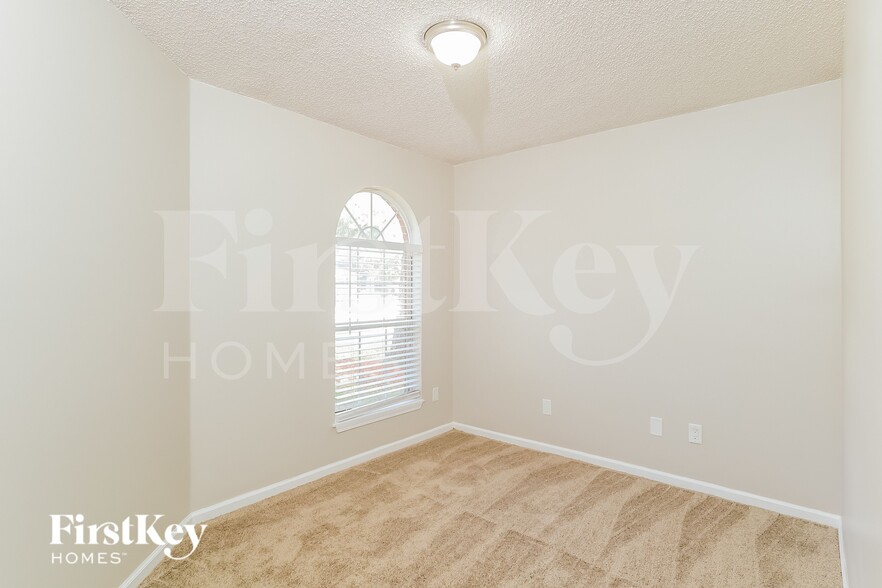 Building Photo - 3021 Caroline Crest Dr E