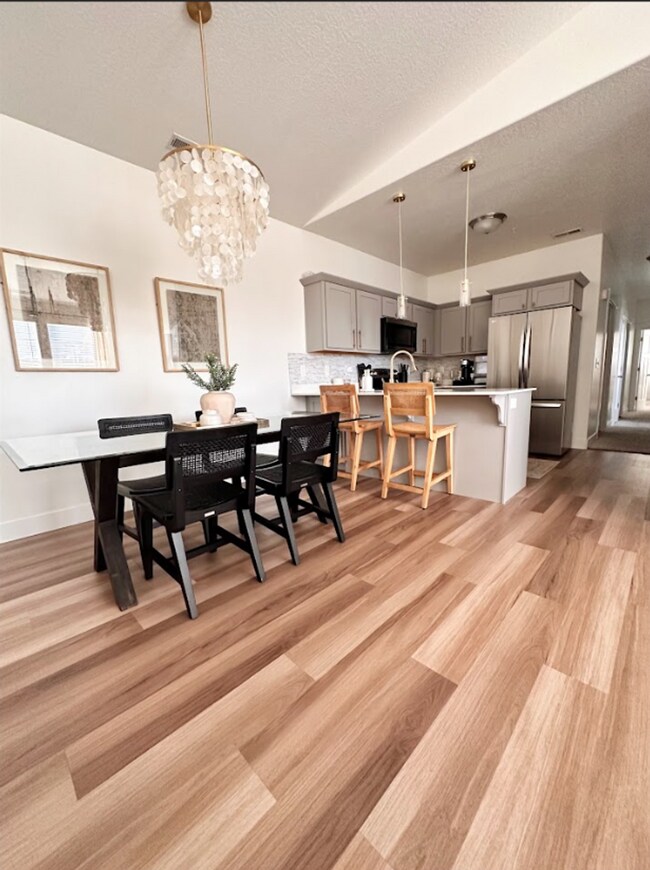 Building Photo - Modern & Spacious 3-Bed, 2-Bath in Saratog...