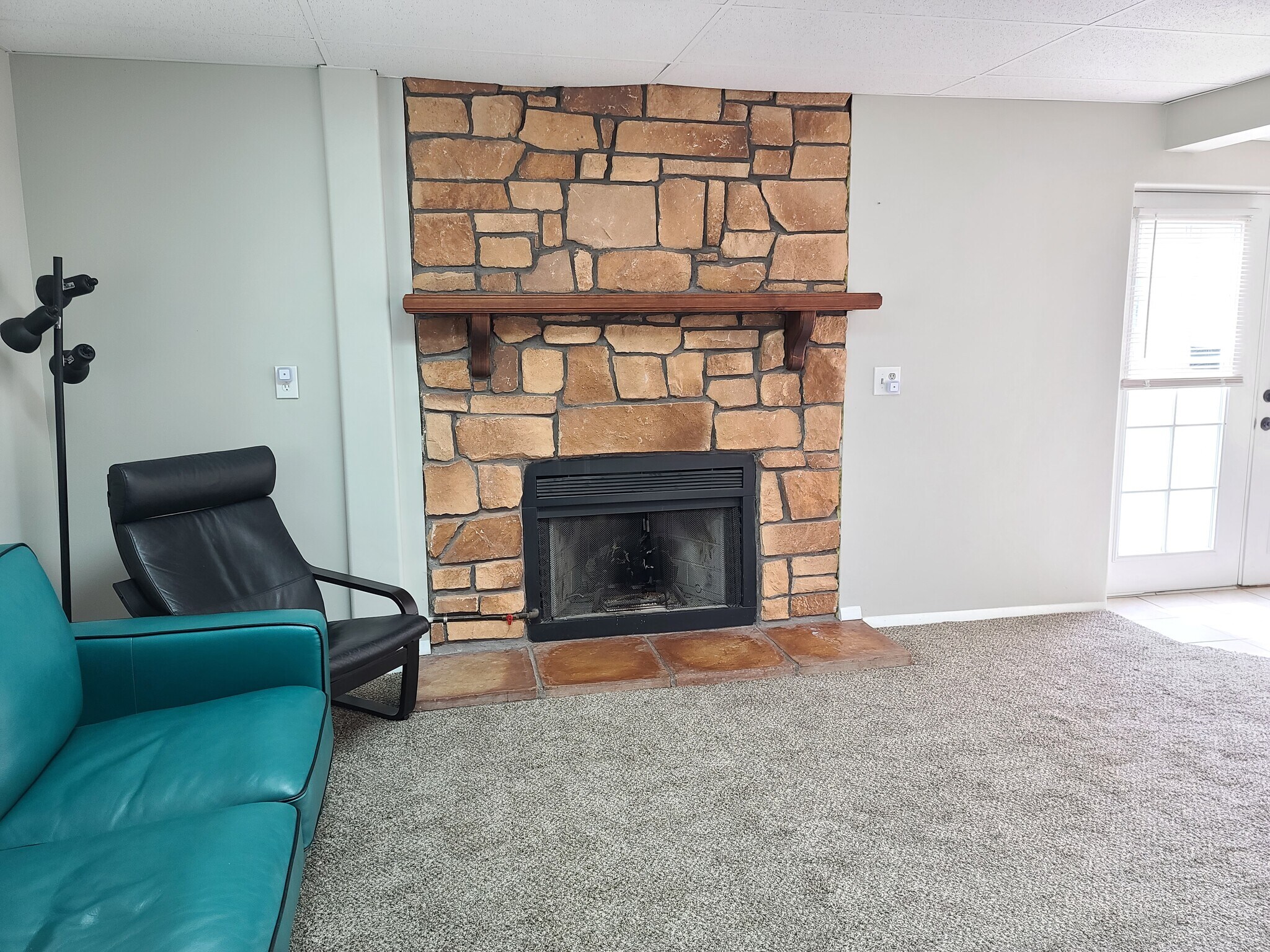 Building Photo - 940 W Red Oaks Dr