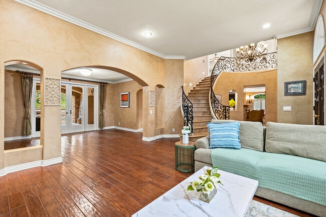 Building Photo - Elegant 5BR Furnished Estate with Pool & G...