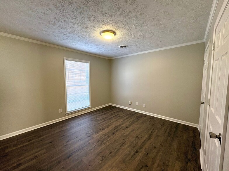 Building Photo - 110 Commanche Trl