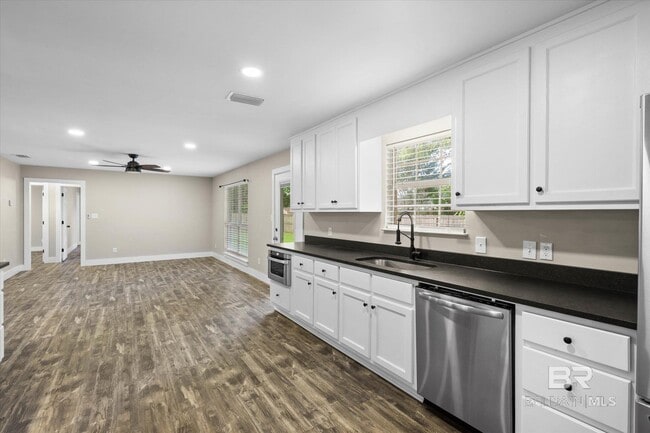 Building Photo - 10 Troyer Ct