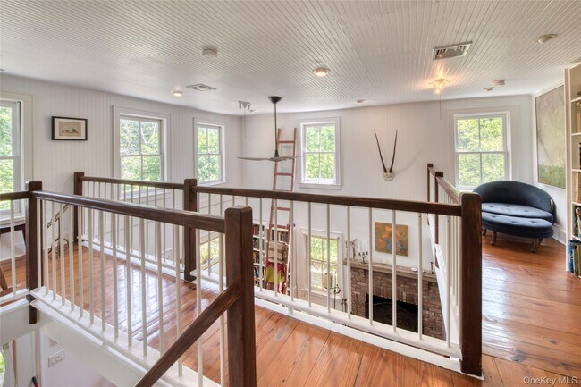 Building Photo - 733 Herricks Ln
