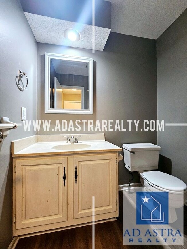 Building Photo - Very Nice 3 Bedroom 2 Bath Duplex in Overland Park-Available in JUNE!!