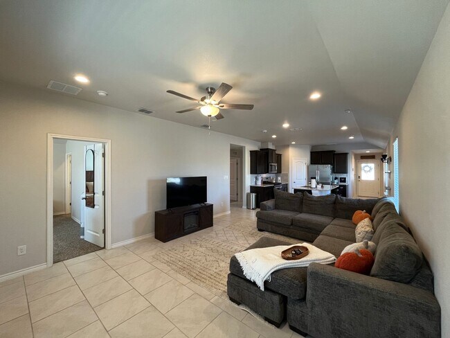 Building Photo - RANCHO VISTA CORNER LOT HOME! DOG FRIENDLY