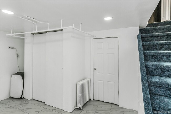 Building Photo - 524 Jerusalem Ave