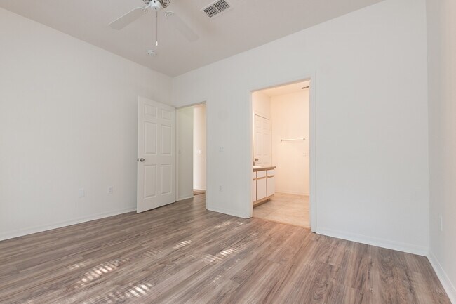 Building Photo - 6025 Westgate Dr