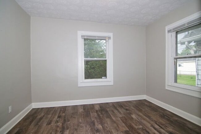Building Photo - Great Location in Speedway