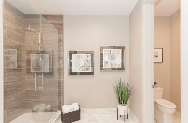Building Photo - 1 bedroom condo, located steps from all of...