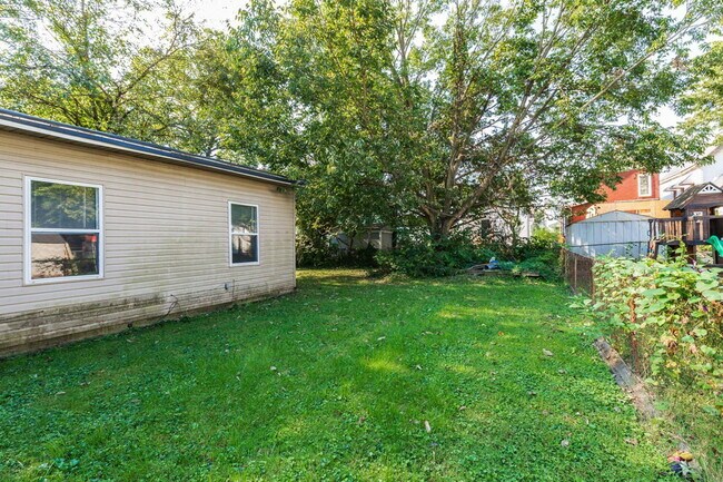 Building Photo - 513 Oak St