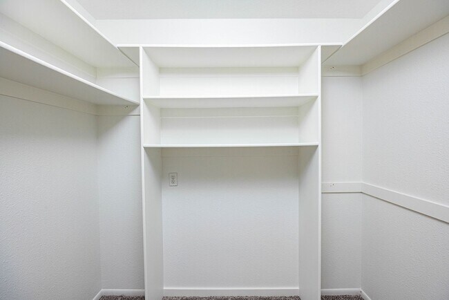 Building Photo - Long Term 4 Bedroom Rental with a Beautifu...