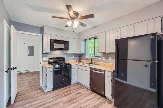 Building Photo - 3020 Woodland Dr NW