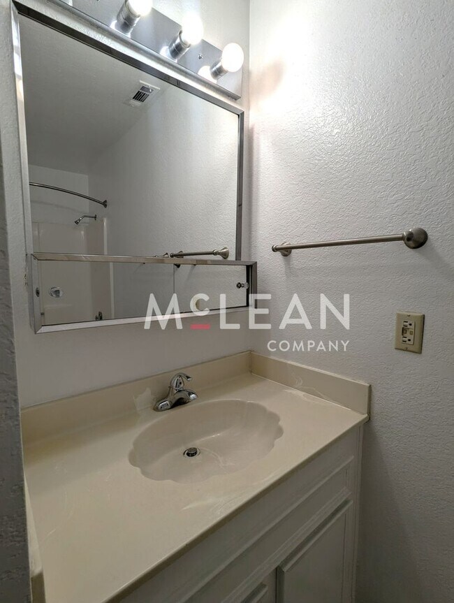 Building Photo - Charming Condo in Palm Springs Villas