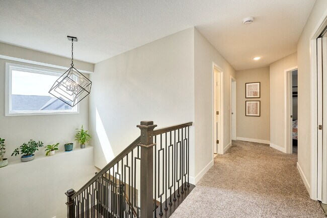 Building Photo - Spacious 4-Bedroom Gem with Modern Comforts and Finished Basement in Vadnais Heights!