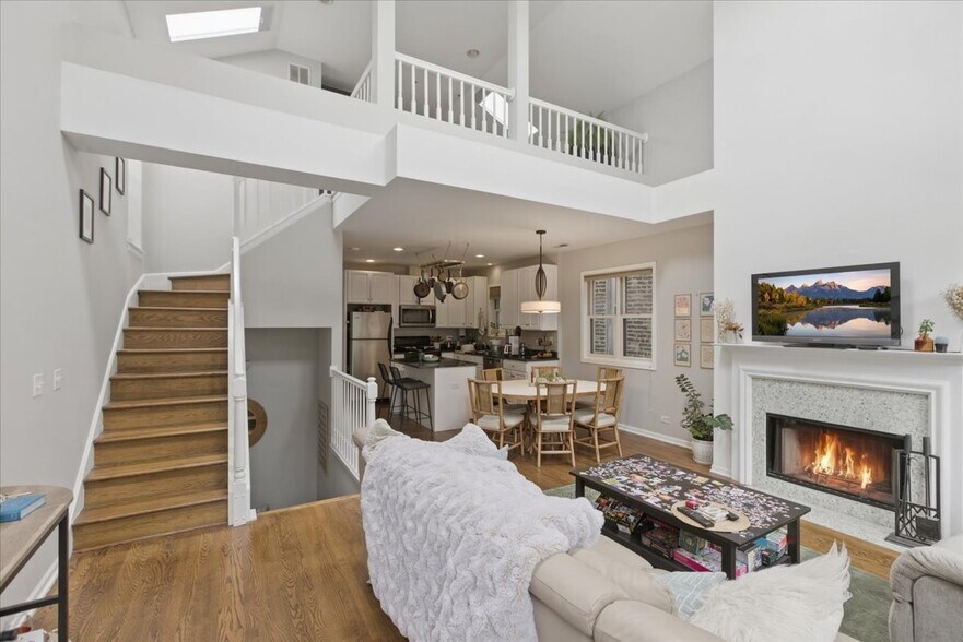 Building Photo - 1038 N Marshfield Ave