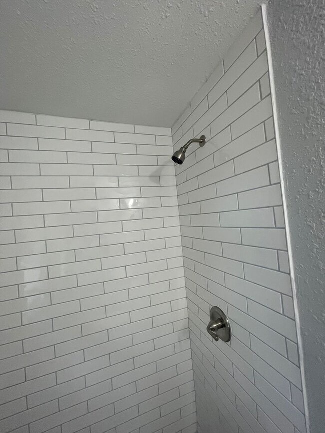 Building Photo - Fabulous 4 Bedroom 2 Bath!