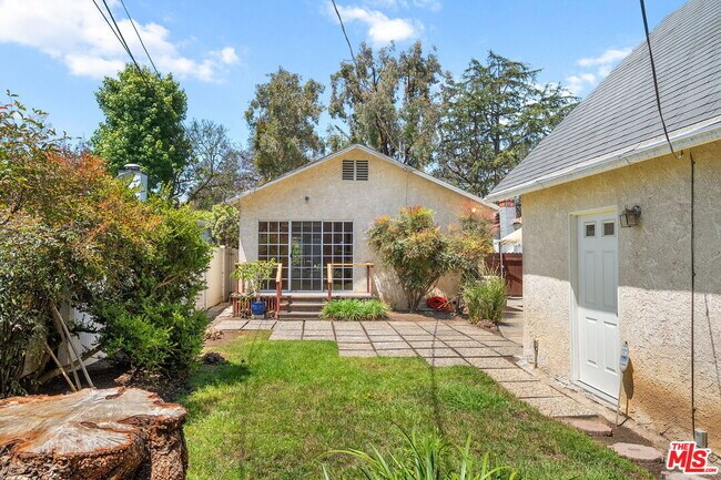 Building Photo - 2534 Wellesley Ave
