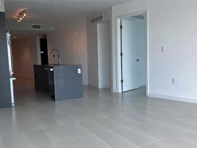 Building Photo - 9821 E Bay Harbor Dr