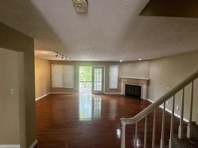 Building Photo - 3503 Lakeside Ct