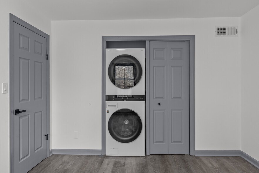 Building Photo - 546 Carriage Cir