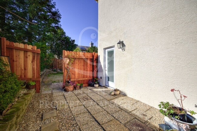 Building Photo - Upscale Living; Private 1 bdrm ADU with Dedicated entrance and backyard!