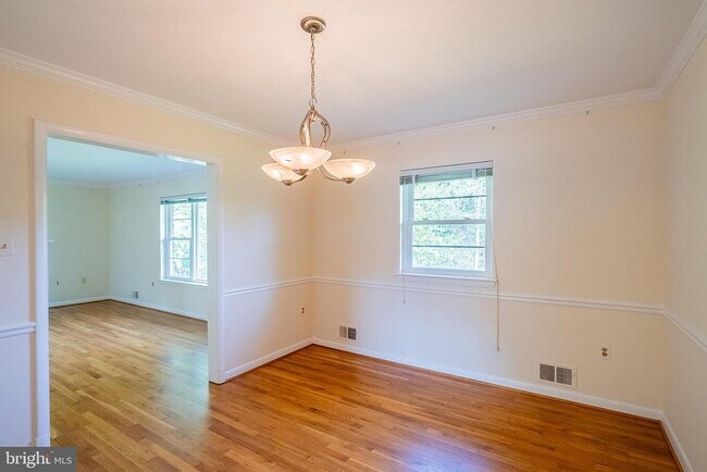 Building Photo - 6608 Fairlawn Dr