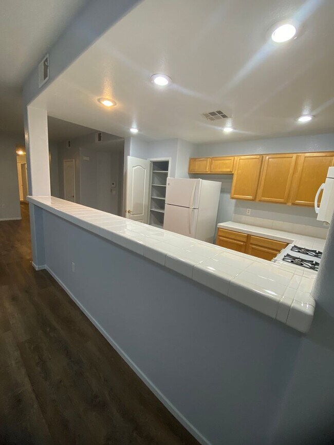 Building Photo - AMERICANA Property Mgmt - 3 beds Condo in ...