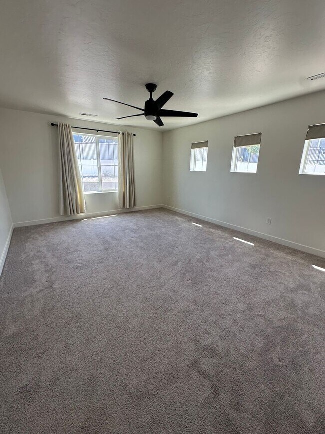 Building Photo - GORGEOUS EAGLE MOUNTAIN TOWNHOME!!!