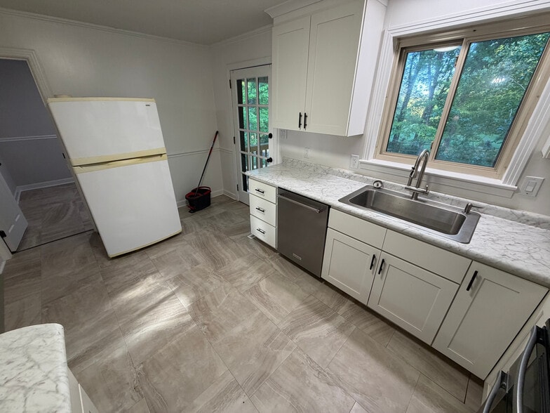 Building Photo - Room in House on Cox Mill Rd