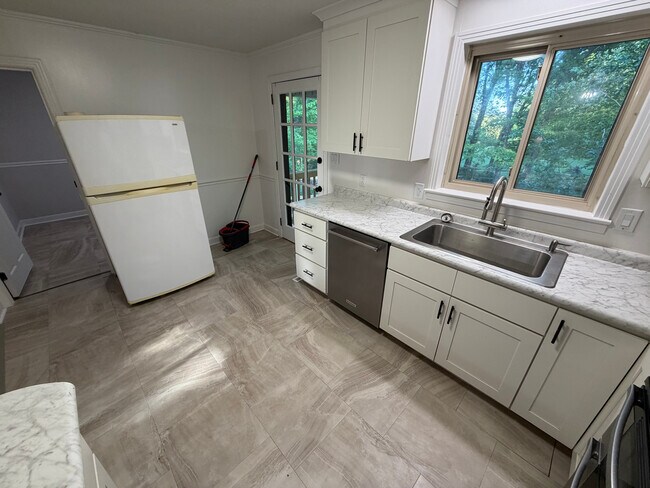 Building Photo - Room in House on Cox Mill Rd