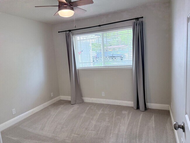 Building Photo - 906 Oak Ridge Dr