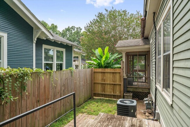 Building Photo - 2030 Young Ave