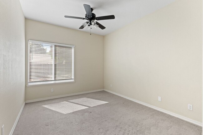 Building Photo - 4 Bedroom Home in the heart of Roseville! ...