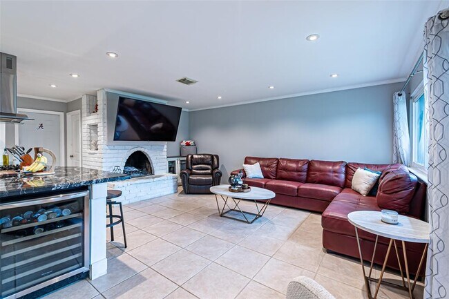 Building Photo - 5611 Winding Way Dr