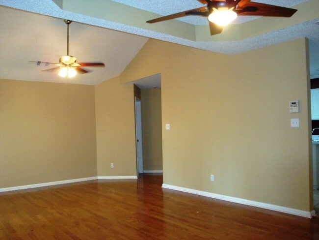 Building Photo - Comfortable 3BR/2BA Home with Open Floor Plan, Vaulted Living Room & Privacy-Fenced Backyard