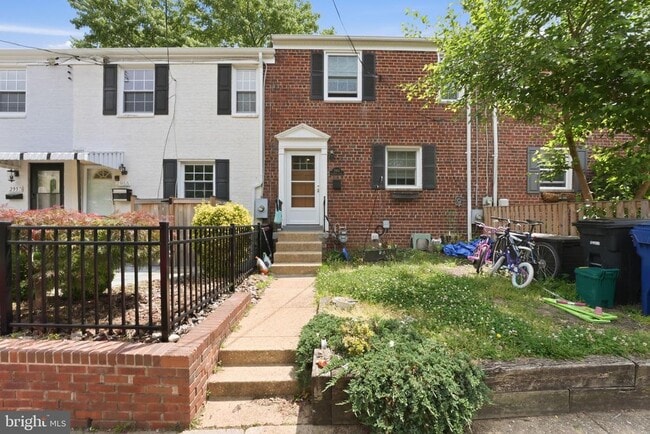 Building Photo - 2953 Sycamore St