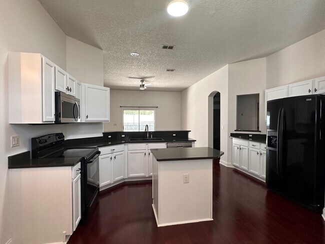 Building Photo - Screened In Ground Pool! Close to Schools, Shopping, Restaurants!