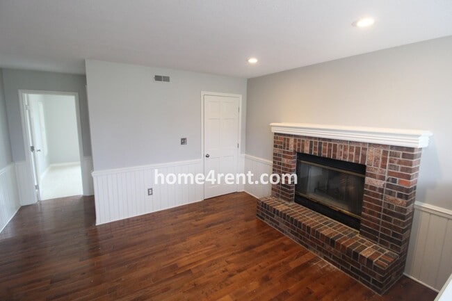 Building Photo - Gorgeous Lake Home w/ Beautiful Walking Tr...