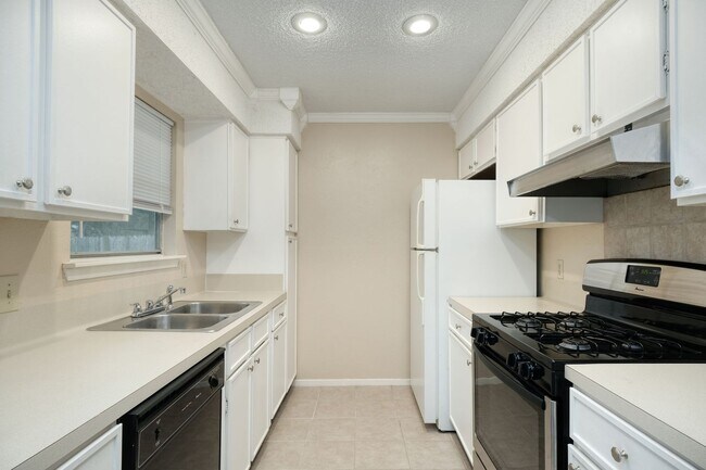 Building Photo - Awesome 3 Bedroom house in Anderson Mill with 2 Car Garage!