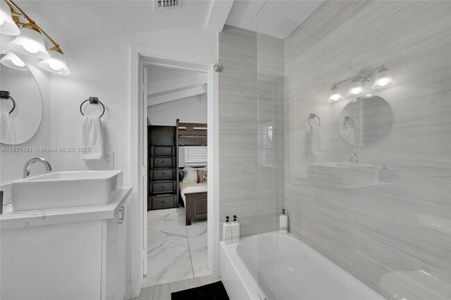 Building Photo - 15 NE 95th St