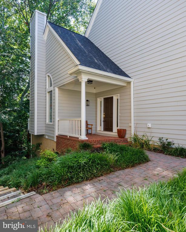 Building Photo - 221 Spring Race Ct