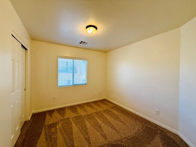 Building Photo - Great Spacious 3 bedroom Townhome Availabl...
