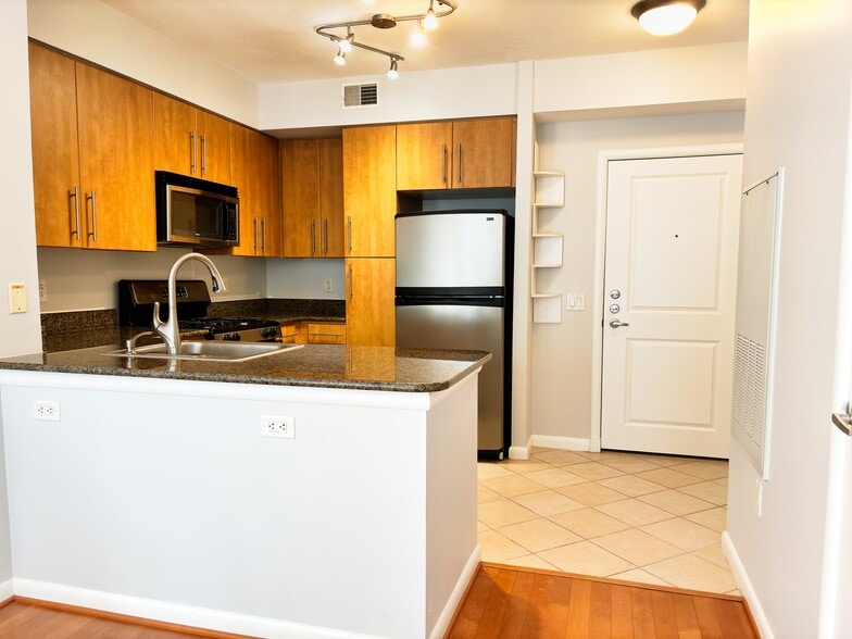 Building Photo - 1021 N Garfield St